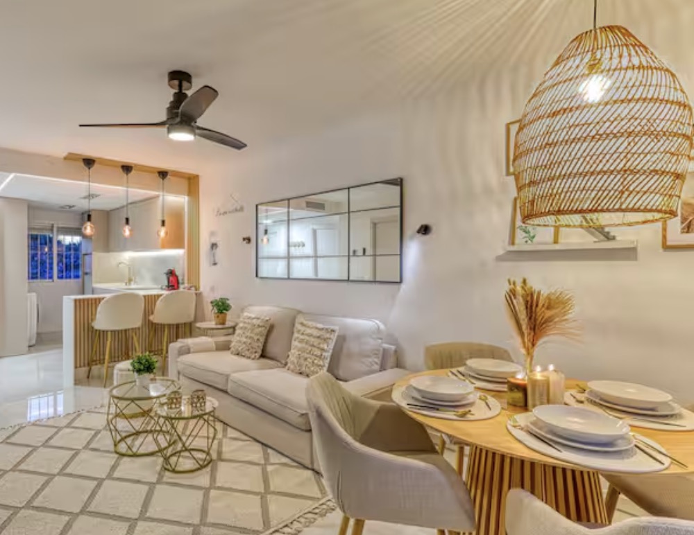 Salón moderno de Colinamar Luxury Apartment en Torremolinos