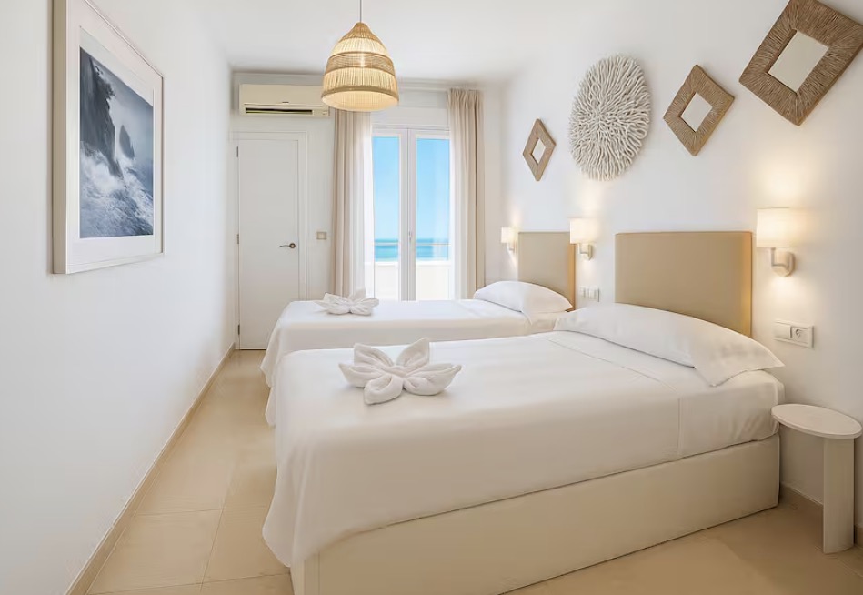 olivia rentals alquiler vacacional reserva directa Sunrise Sea en Torremolinos con vistas al mar y terraza luminosa