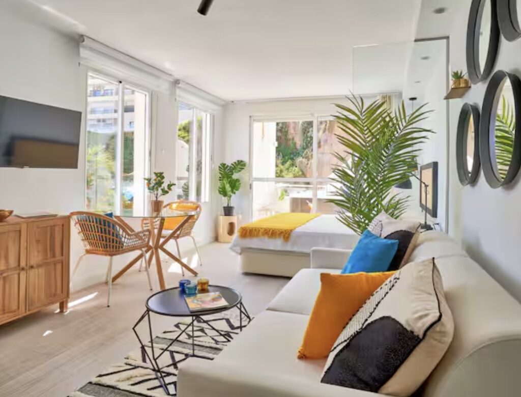 Suite moderna y acogedora en primera línea de playa en Torremolinos, ideal para una escapada junto al mar con todas las comodidades.