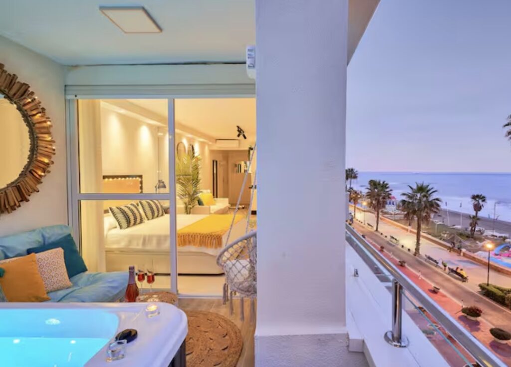 Suite Roca Chica en Torremolinos en primera línea de playa con vistas al mar