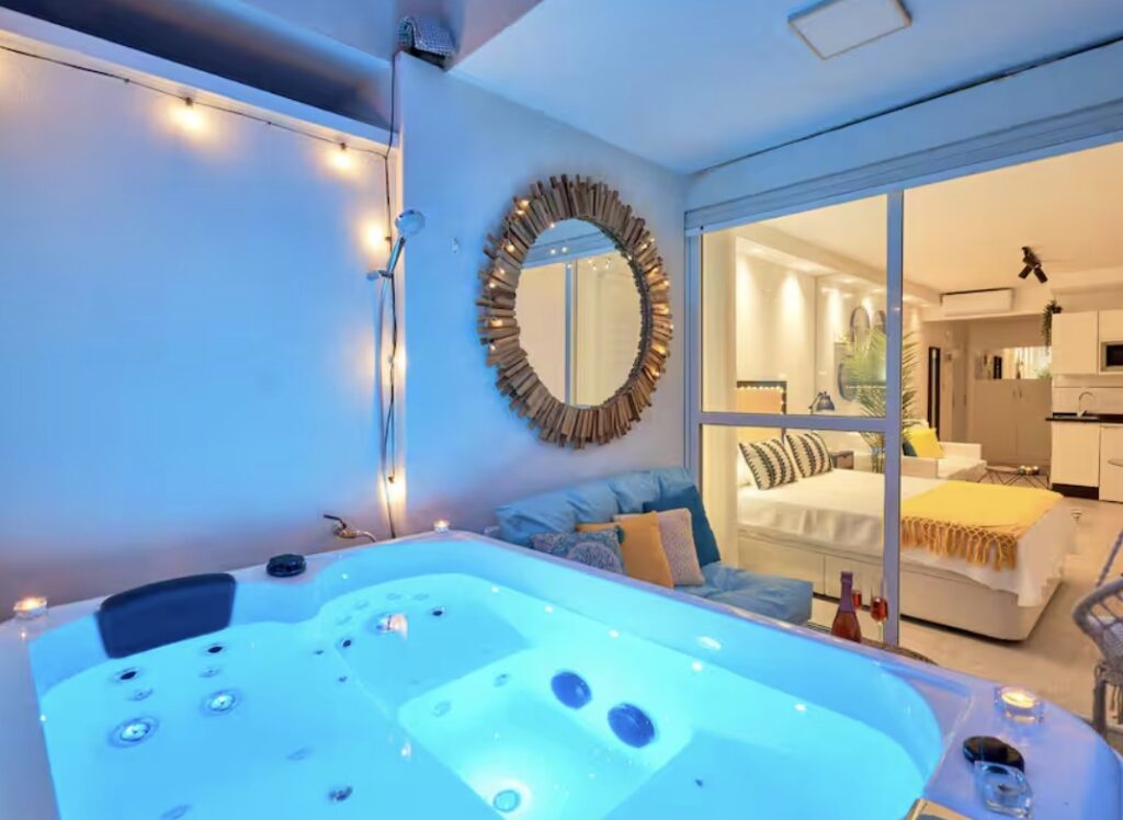 Suite Roca Chica es un alojamiento moderno situado en primera línea de playa en Torremolinos, en la Costa del Sol. Con vistas al mar y una ubicación privilegiada, ofrece un espacio acogedor y luminoso ideal para disfrutar de una estancia relajante. Perfecto para parejas o escapadas, con acceso directo a la playa y cerca de restaurantes, ocio y transporte.