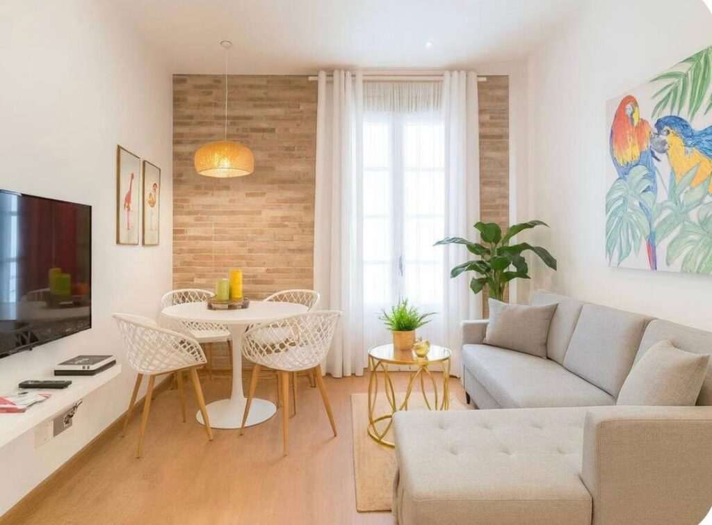 Apartamento recientemente renovado con decoración de estilo tropical. Situado en pleno centro histórico, justo detrás del Teatro Cervantes y a 2 min. de la encantadora Plaza de la Merced.