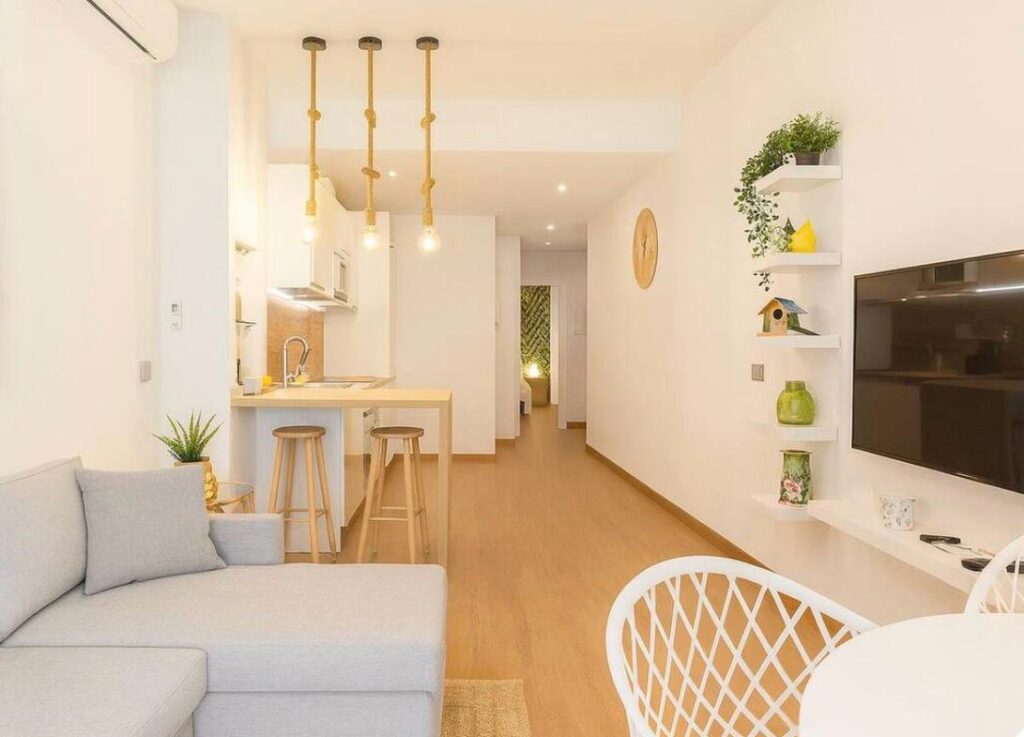 Apartamento recientemente renovado con decoración de estilo tropical. Situado en pleno centro histórico, justo detrás del Teatro Cervantes y a 2 min. de la encantadora Plaza de la Merced.