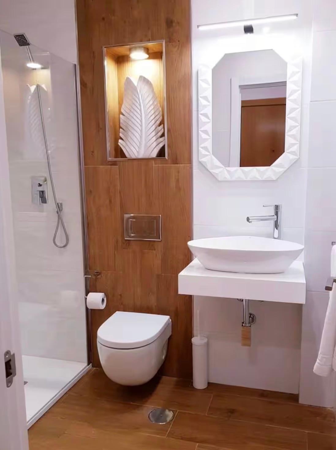Apartamento recientemente renovado con decoración de estilo tropical. Situado en pleno centro histórico, justo detrás del Teatro Cervantes y a 2 min. de la encantadora Plaza de la Merced.