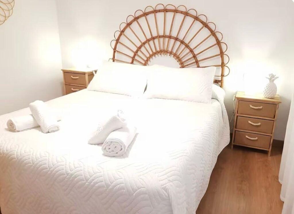 Apartamento recientemente renovado con decoración de estilo tropical. Situado en pleno centro histórico, justo detrás del Teatro Cervantes y a 2 min. de la encantadora Plaza de la Merced.