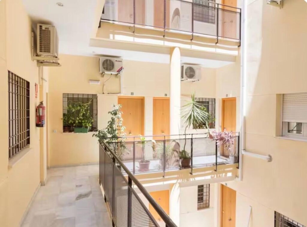 Apartamento recientemente renovado con decoración de estilo tropical. Situado en pleno centro histórico, justo detrás del Teatro Cervantes y a 2 min. de la encantadora Plaza de la Merced.