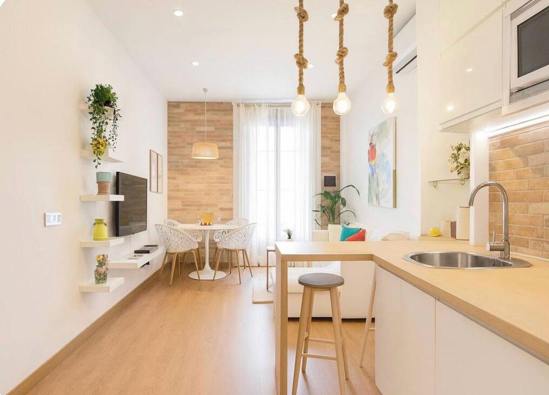 Apartamento recientemente renovado con decoración de estilo tropical. Situado en pleno centro histórico, justo detrás del Teatro Cervantes y a 2 min. de la encantadora Plaza de la Merced.
